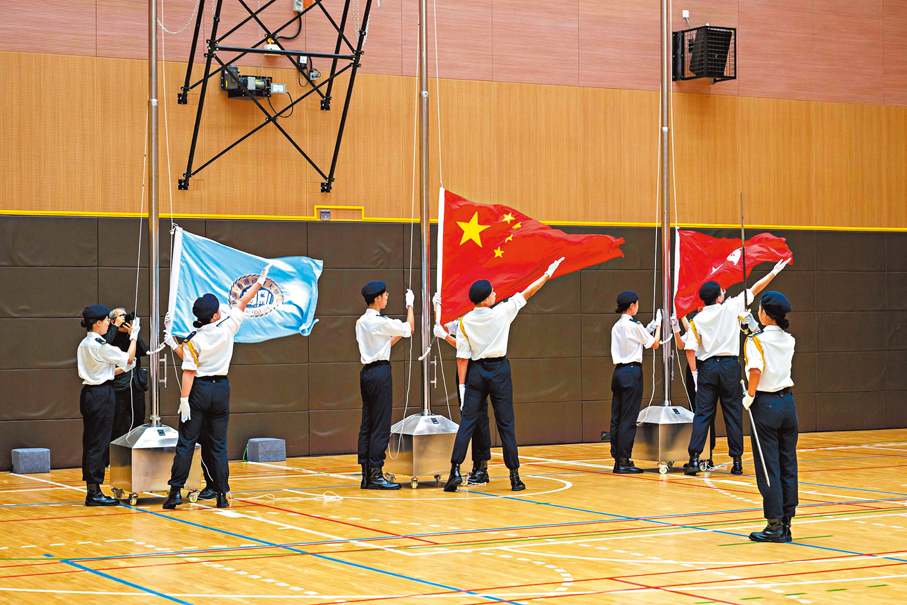 ●港浸大學生升旗隊肩負升旗的莊嚴任務。港浸大供圖