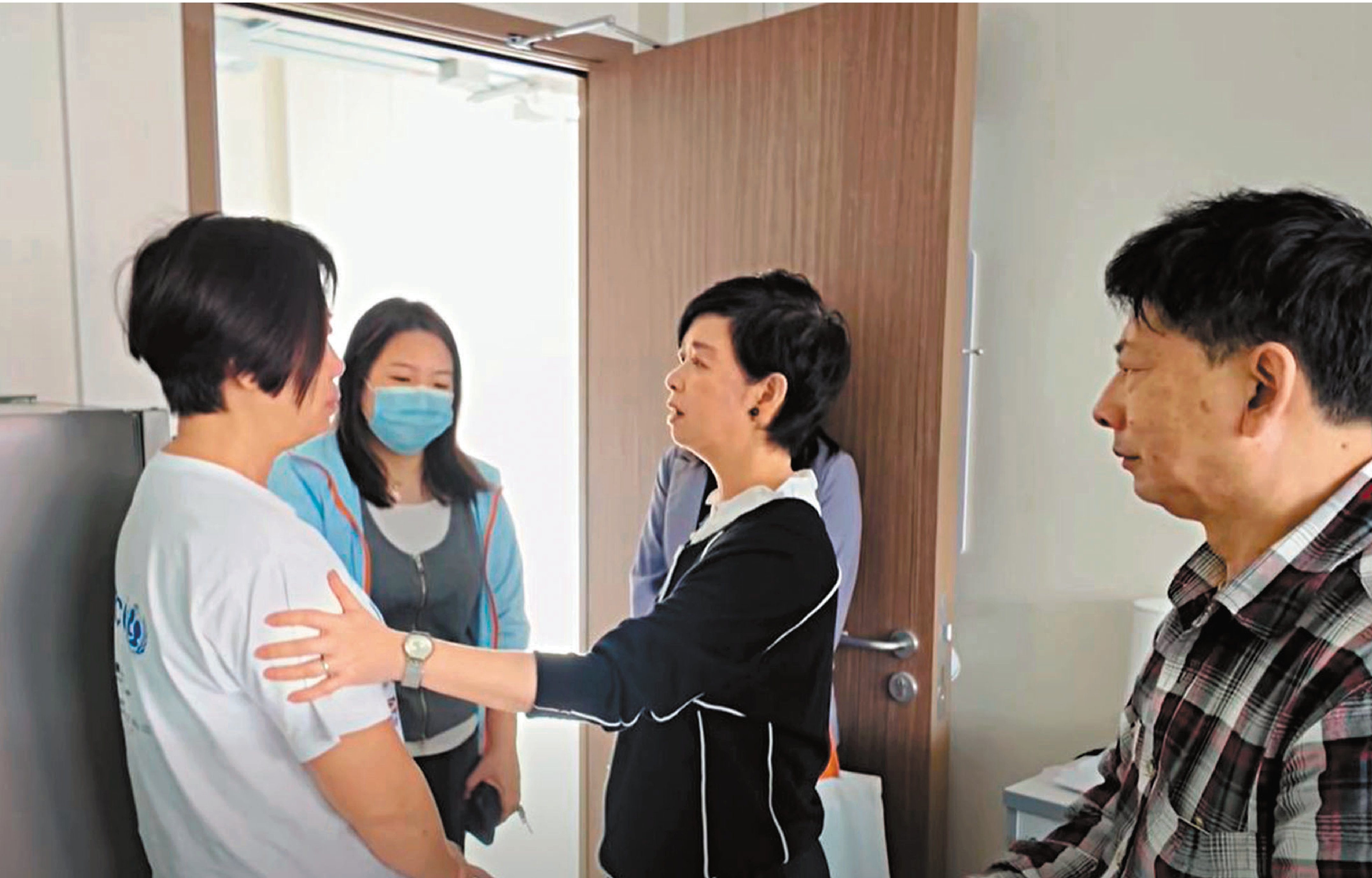 ●何永賢到「善樓」探訪宏福苑居民。何永賢Fb視頻截圖