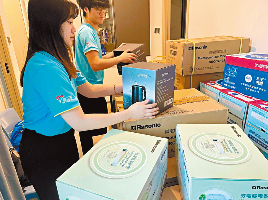 ●中電義工隊協助整理捐贈的電器。受訪者供圖