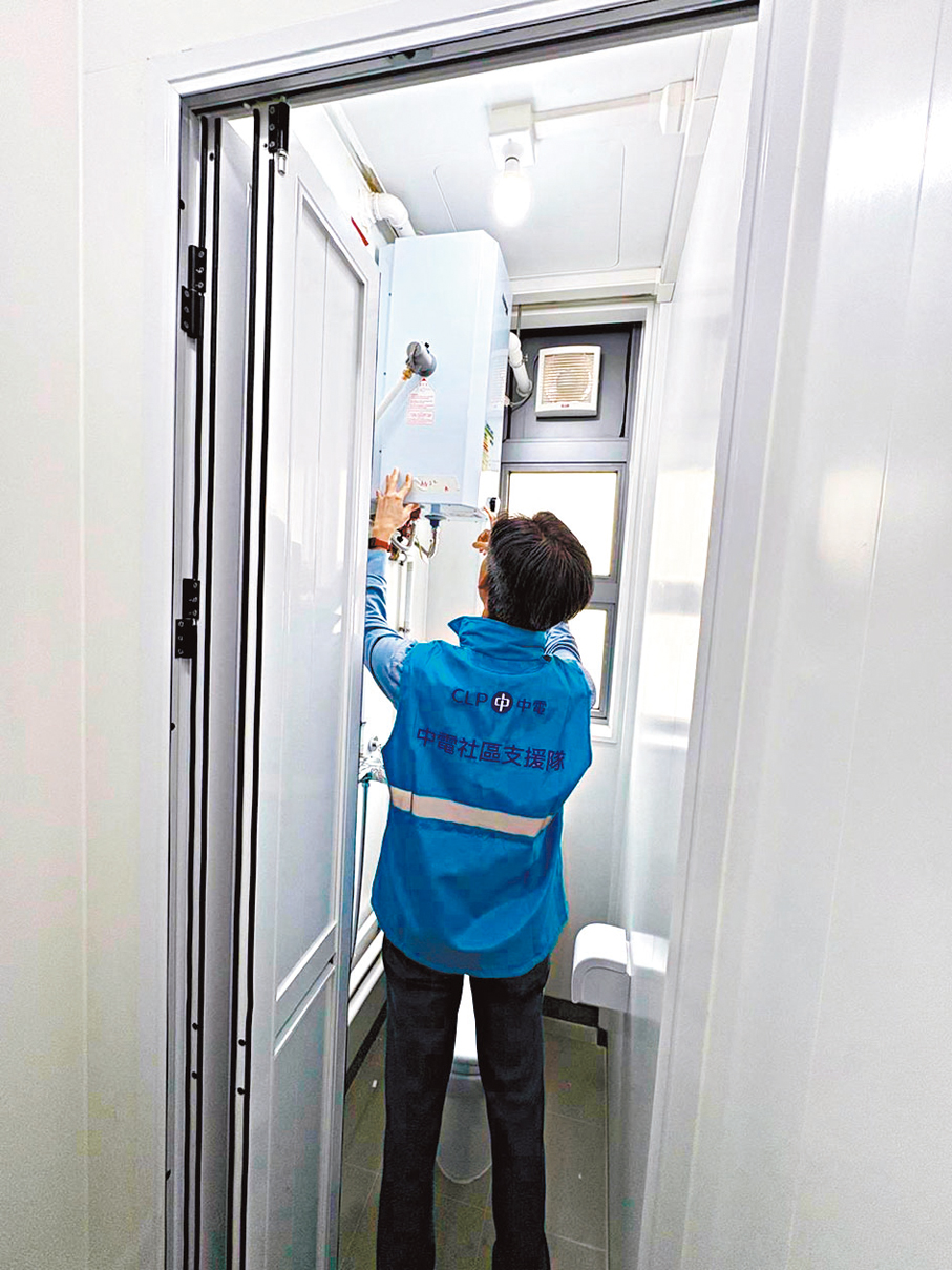 ●義工為居民安裝電熱水爐，令居民可解決即時需要。受訪者供圖