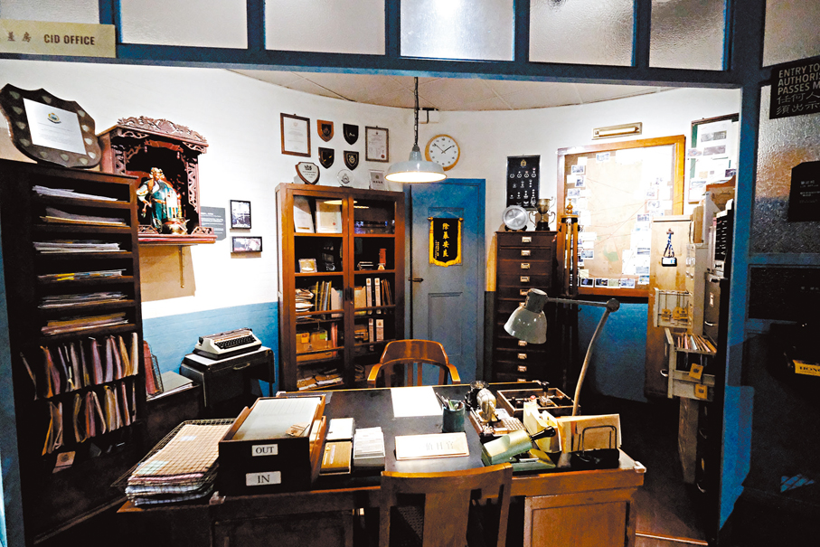 ● 訪客可進入認人室、槍房、監控室及羈留室等眾多於警匪電影中出現的場景。 香港文匯報記者涂穴 攝