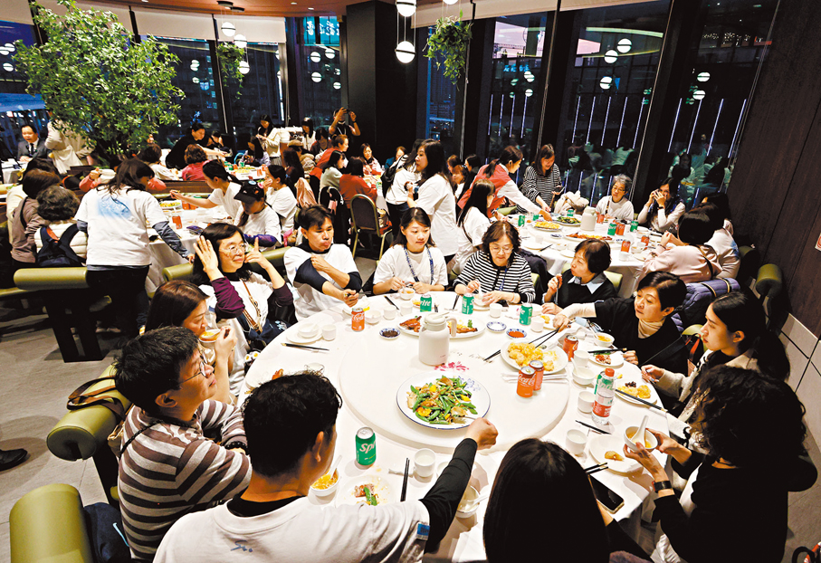 ●啟德零售館在節慶效應下，除夕的餐飲業生意錄增長。 香港文匯報記者黃艾力 攝