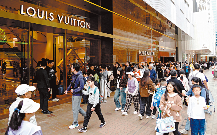 ●廣東道一帶人潮湧動，名牌店舖門前更比肩接踵。 香港文匯報記者曾興偉 攝