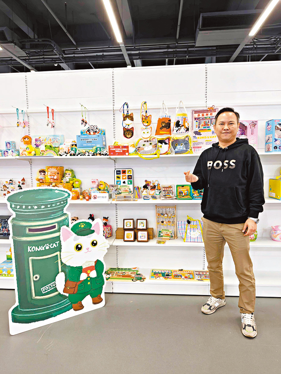 ●「港貓」品牌主理人麥宇瀚與他的展位。 香港文匯報記者帥誠  攝