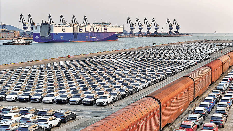 ●歐盟提出立法草案，計劃從2028年起將CBAM範圍擴展至包括機械裝備、汽車等約180種產品。圖為大批國產汽車在山東港口煙台港等待裝船出口。 新華社