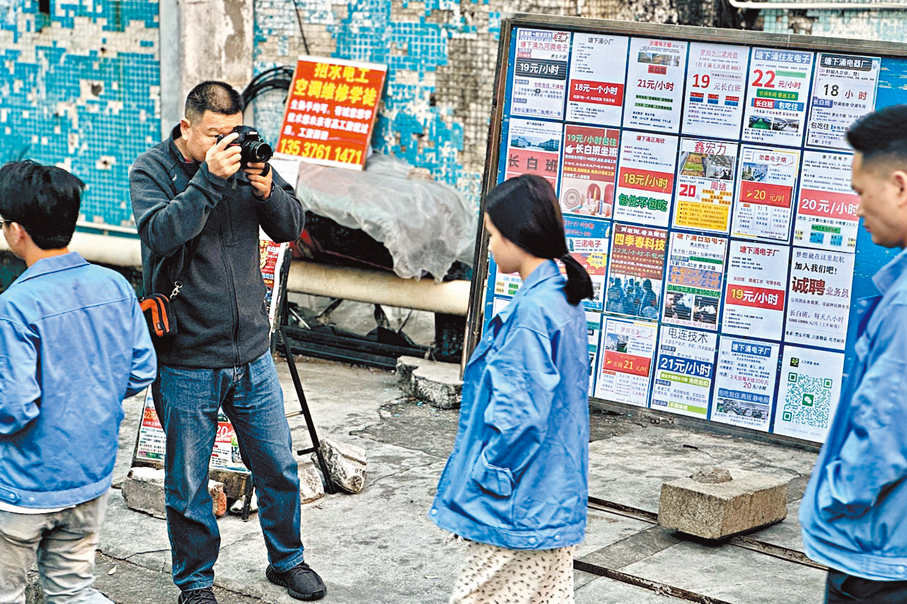 ●占有兵正在拍攝上班的打工人。