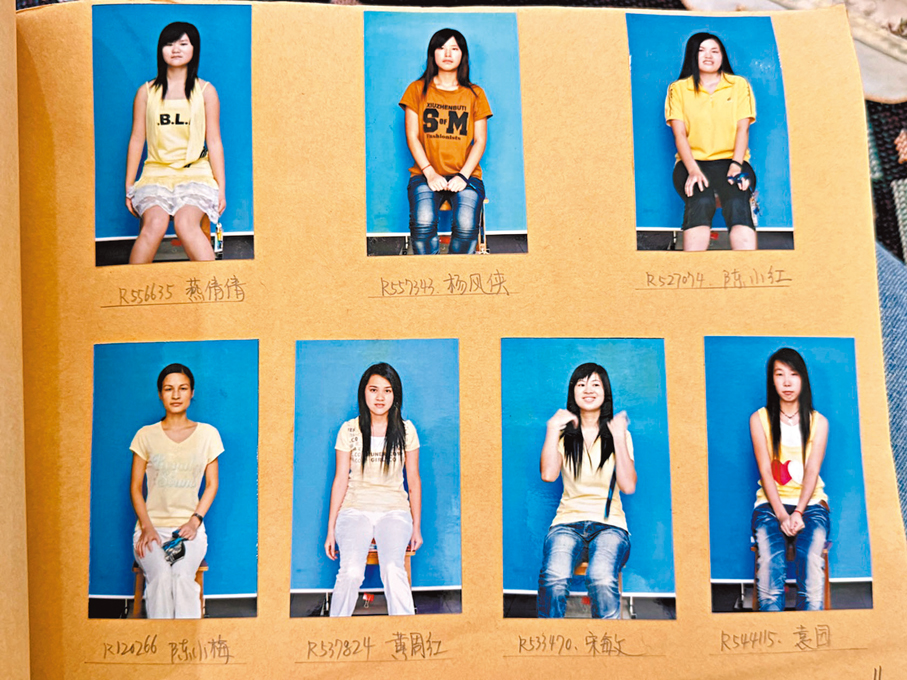 ●女工是重要的打工群體。圖為占有兵為工廠女工拍攝證件照時的「花絮照」，記錄下她們的鮮活瞬間。