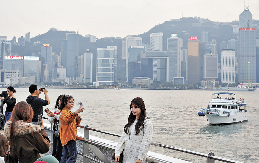 ●天文台昨日發出入冬以來首個寒冷天氣警告。香港文匯報記者曾興偉  攝