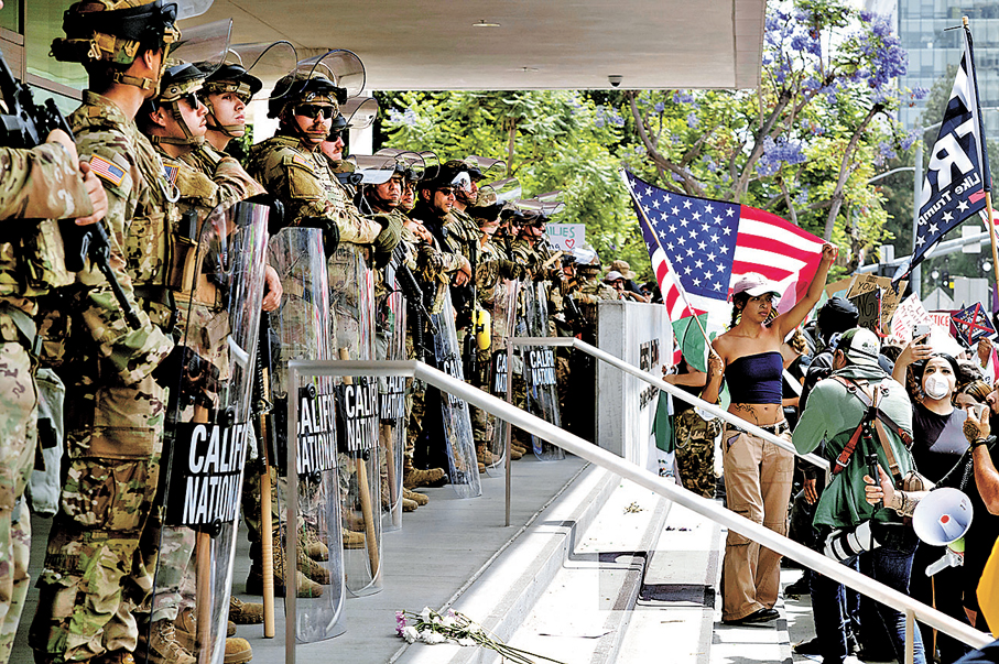 ●洛杉磯民眾抗議國民警衛隊部署當地。 資料圖片
