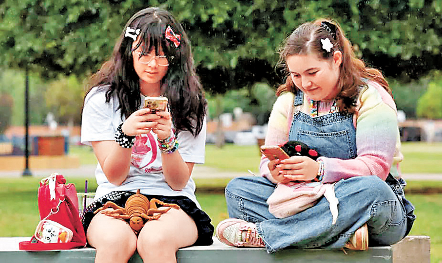 ●法國仿效澳洲去年12月實施的全球首個未滿16歲兒童社媒禁令。 資料圖片