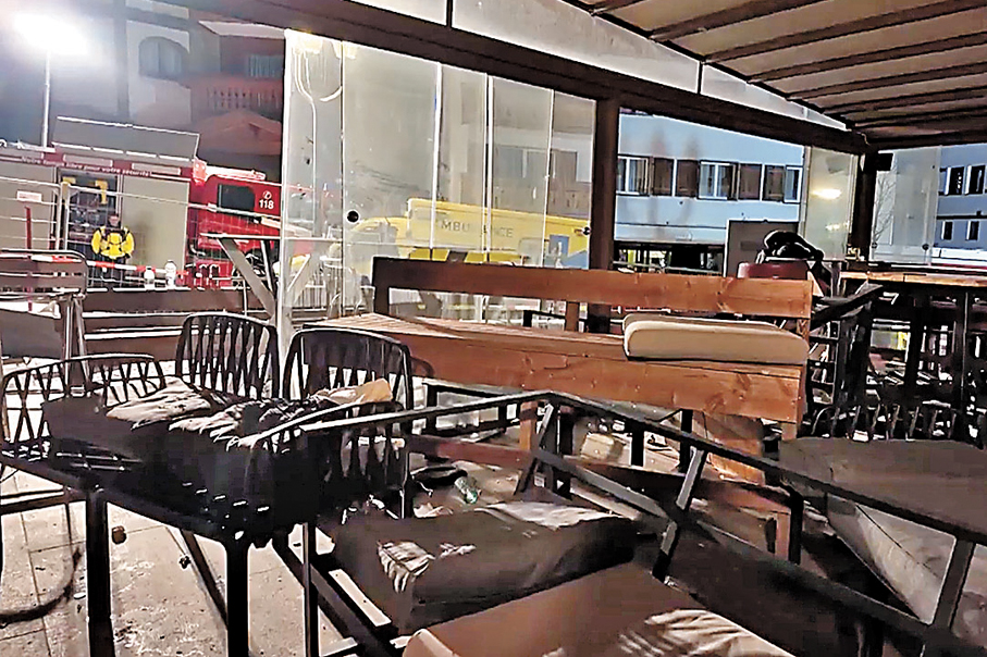 ●消防員到場撲滅火勢，酒吧內部凌亂不堪。 美聯社