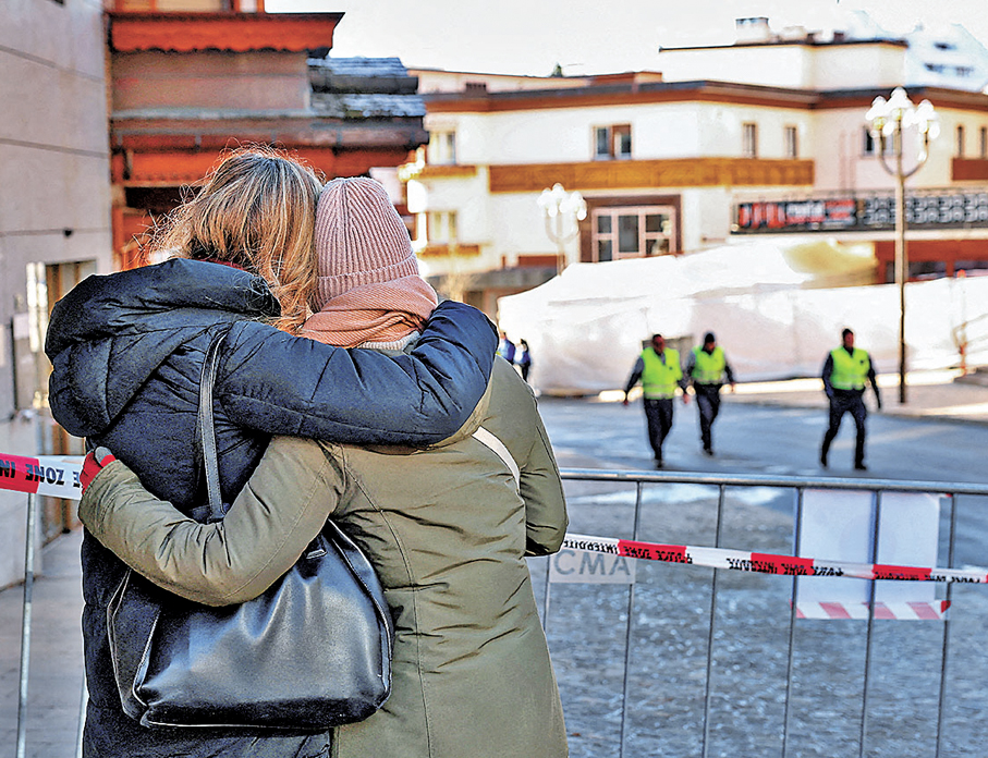 ●民眾到現場悼念遇難者。 路透社