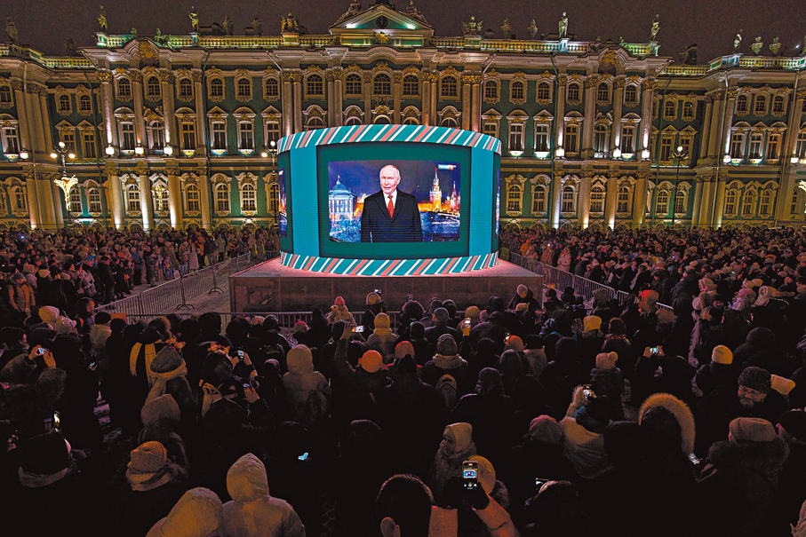 ●聖彼得堡民眾觀看普京發表新年致辭。 美聯社
