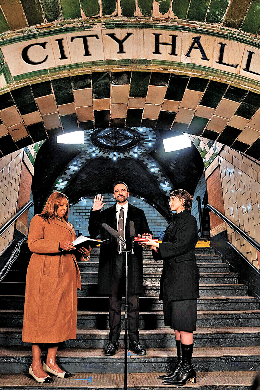 ●馬姆達尼（中）在舊紐約市政廳地鐵站宣誓。 彭博社