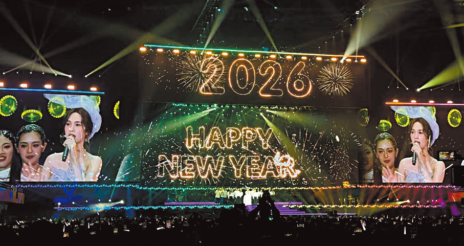 ●楊丞琳與歌迷一起倒數。  黃慧 攝