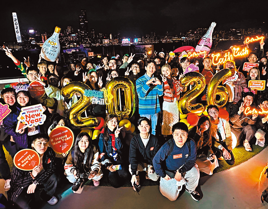 ●林奕匡和黃妍與粉絲一同跨年倒數。  香港文匯報記者子棠 攝