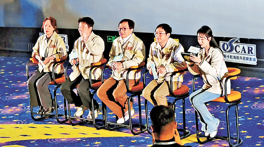 ●眾主創與鄭州觀眾熱絡交流。 香港文匯報記者馮雷  攝