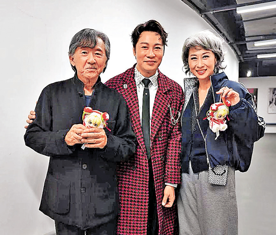 ●譚耀文（中）與林子祥和葉蒨文合影秒變迷弟。 受訪者供圖