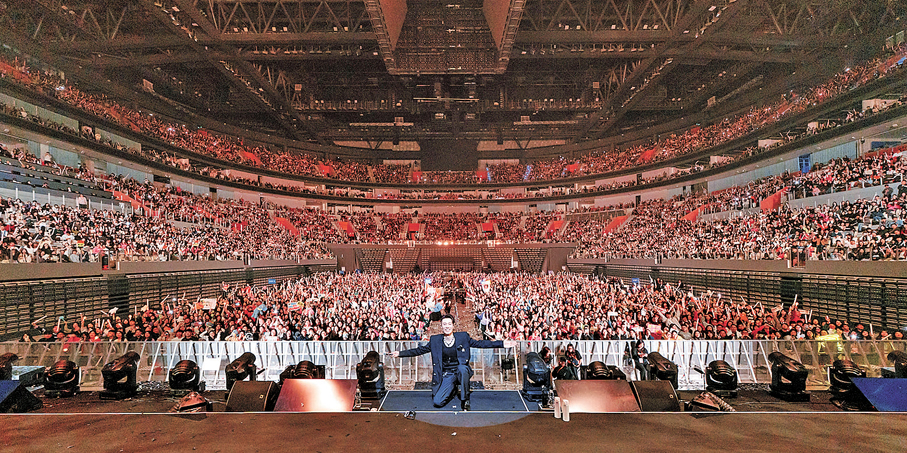 ●周柏豪與歌迷合影留念。  受訪者供圖