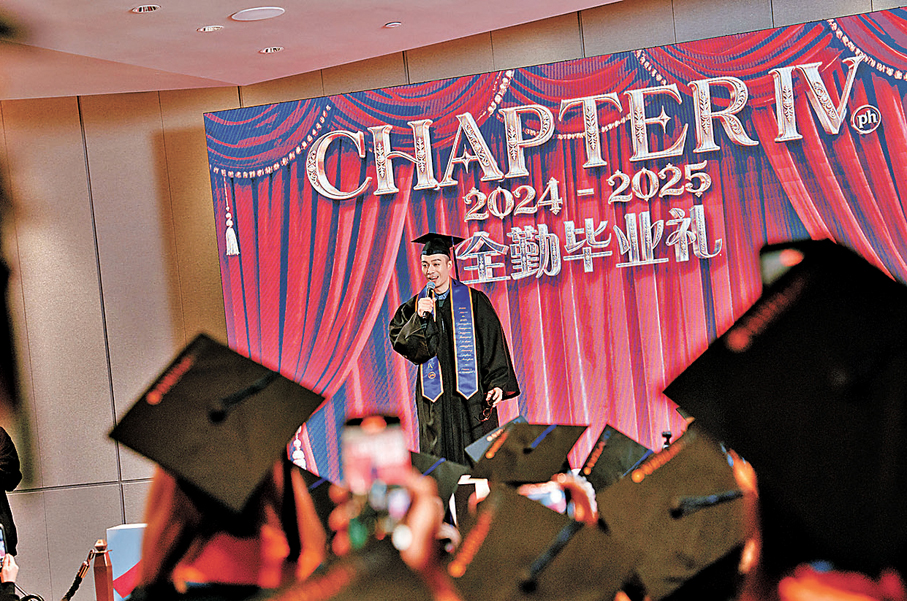 ●周柏豪為粉絲舉辦「全勤畢業禮」。   受訪者供圖