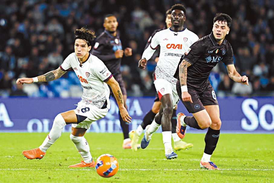 ●卡利亞里（白衫）傷兵纏身，今仗未能強陣應戰。 資料圖片