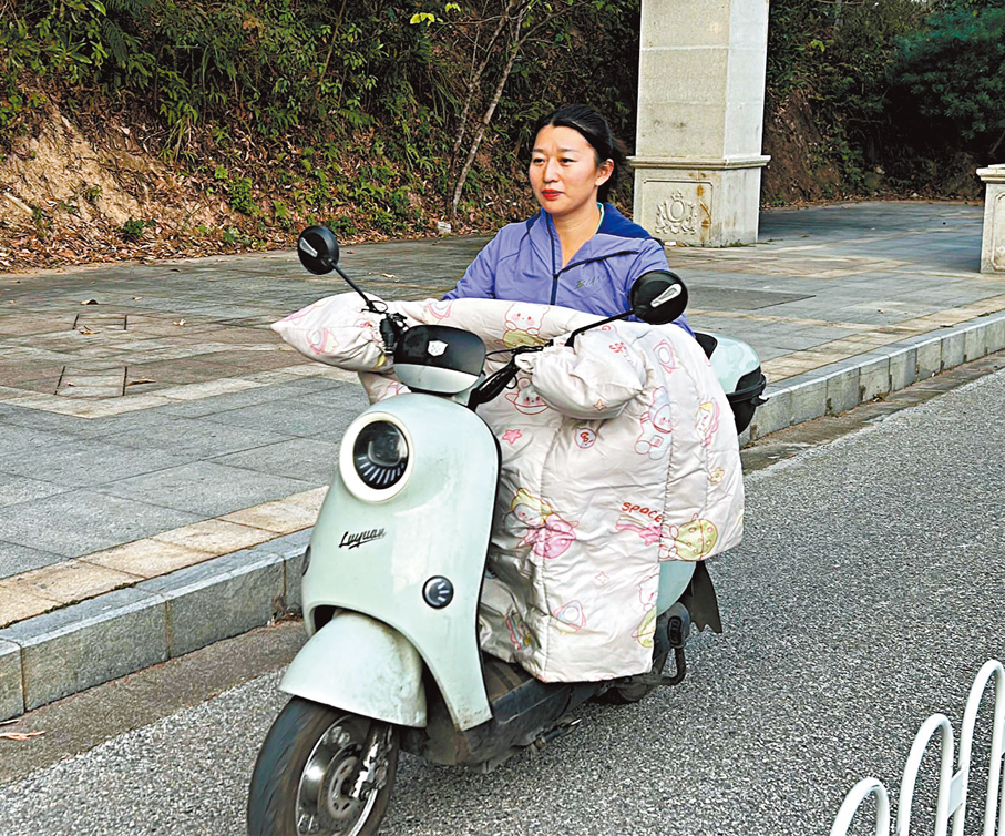 ●文琴每天跑完步後，再迅速騎電動車到工廠上班。香港文匯報記者敖敏輝  攝