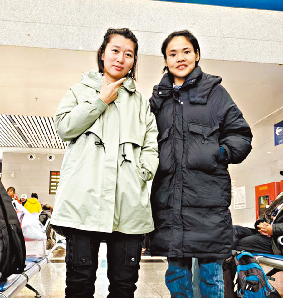 ●文琴跟隨大灣區知名馬拉松運動員韋春華（右）練習跑步。受訪者供圖