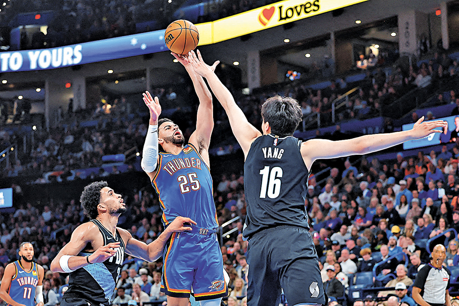 ●楊瀚森（右）嘗試封阻對手。路透社