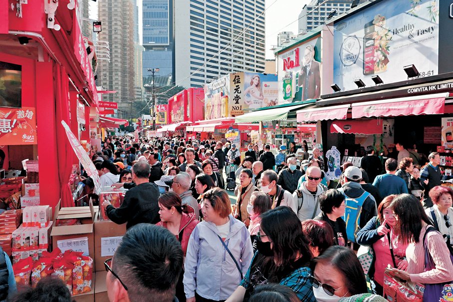 ●不少內地旅客趁元旦有3天小長假來港旅遊消費並到場掃貨，加上本地居民入場購物，不少參展商均表示丁財兩旺。