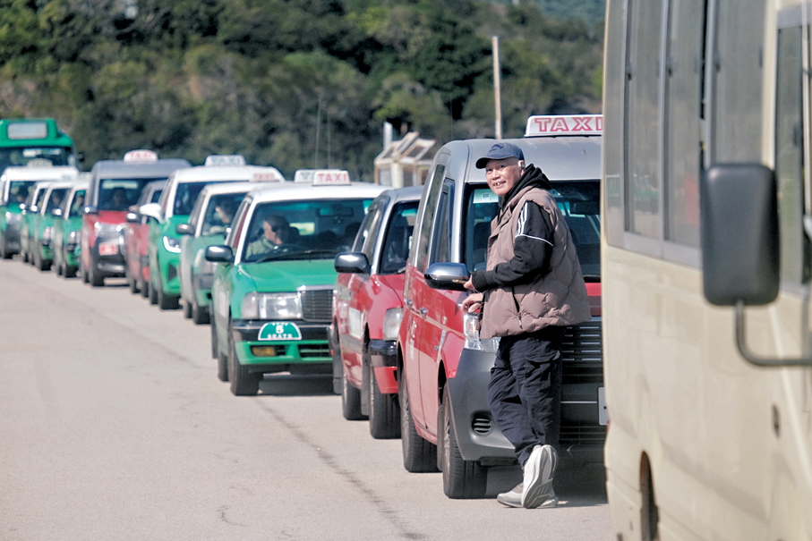 ●有的士司機建議假期應直接禁止的士駛入相關區域，避免車輛過度集中。