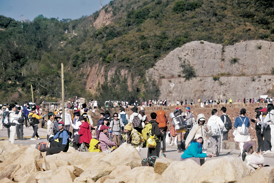 ●西貢東壩在元旦人流倍增，處處可見人龍。