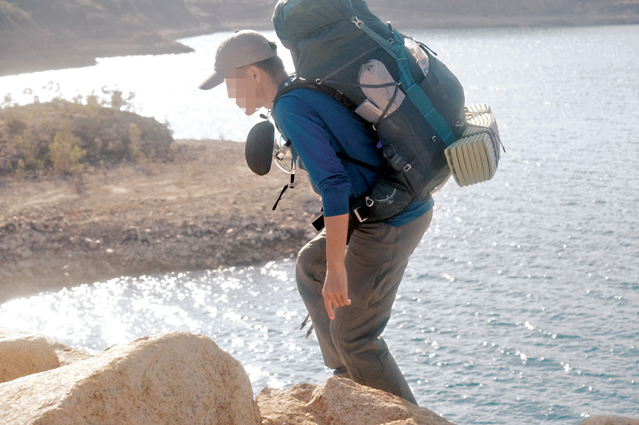●有人仍嘗試站在崖邊危險位置打卡。
