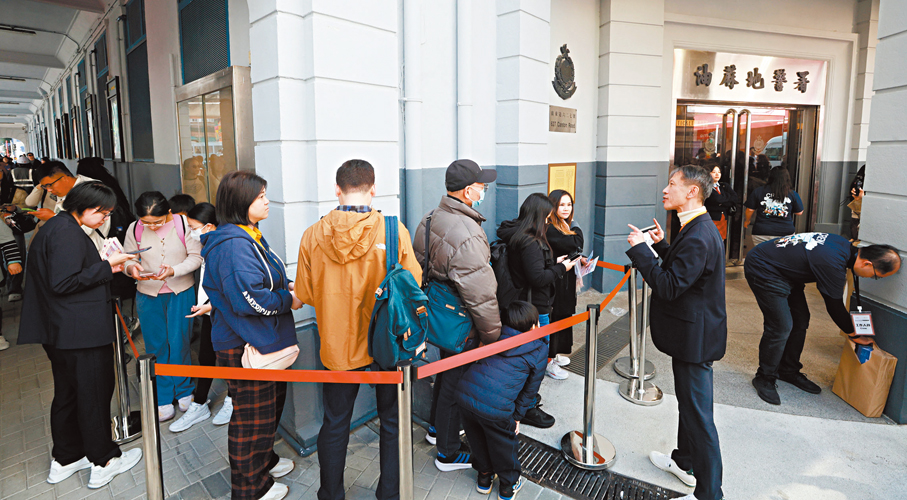 ●參觀者按預約時段入場，現場出現一條小小的長龍。