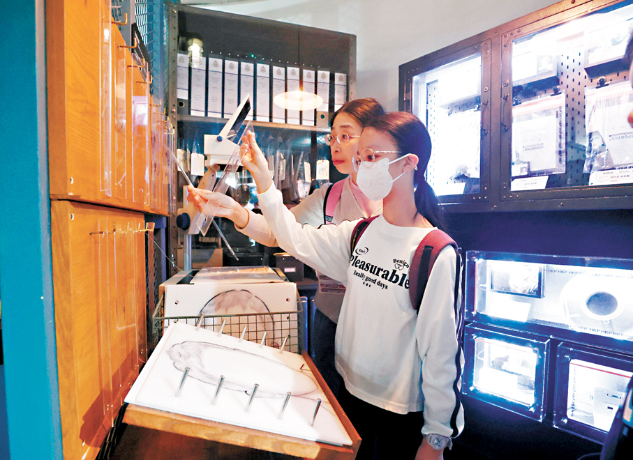 ●伍女士及11歲女兒入場，期望展覽可增設角色扮演等環節。