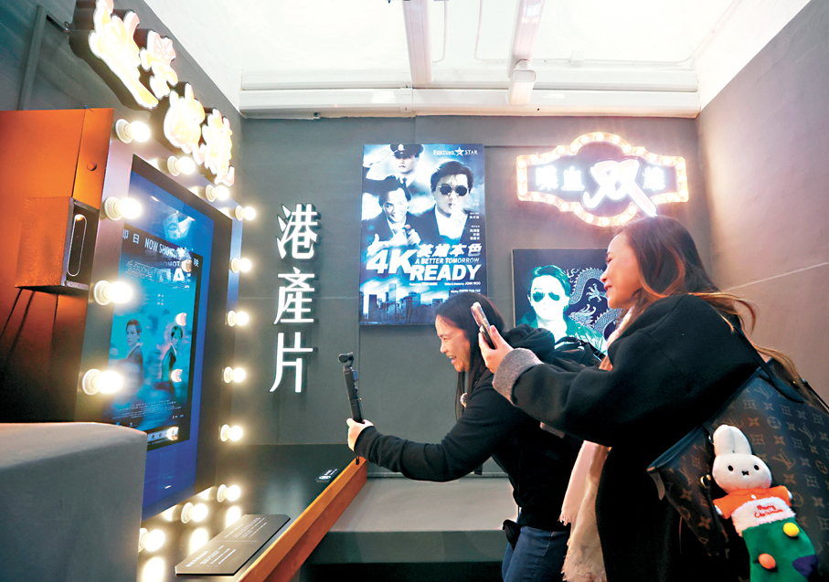 ●現場布置《英雄本色》等經典警匪片的電影海報，懷舊味十足。