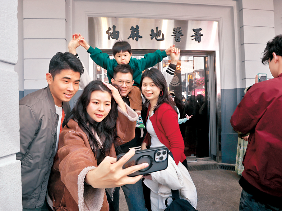 ●有不少到場打卡的內地旅客表示，事先不知道有這個展覽，惟因沒有名額未能參觀，只好在油蔴地警署門口拍照留念。