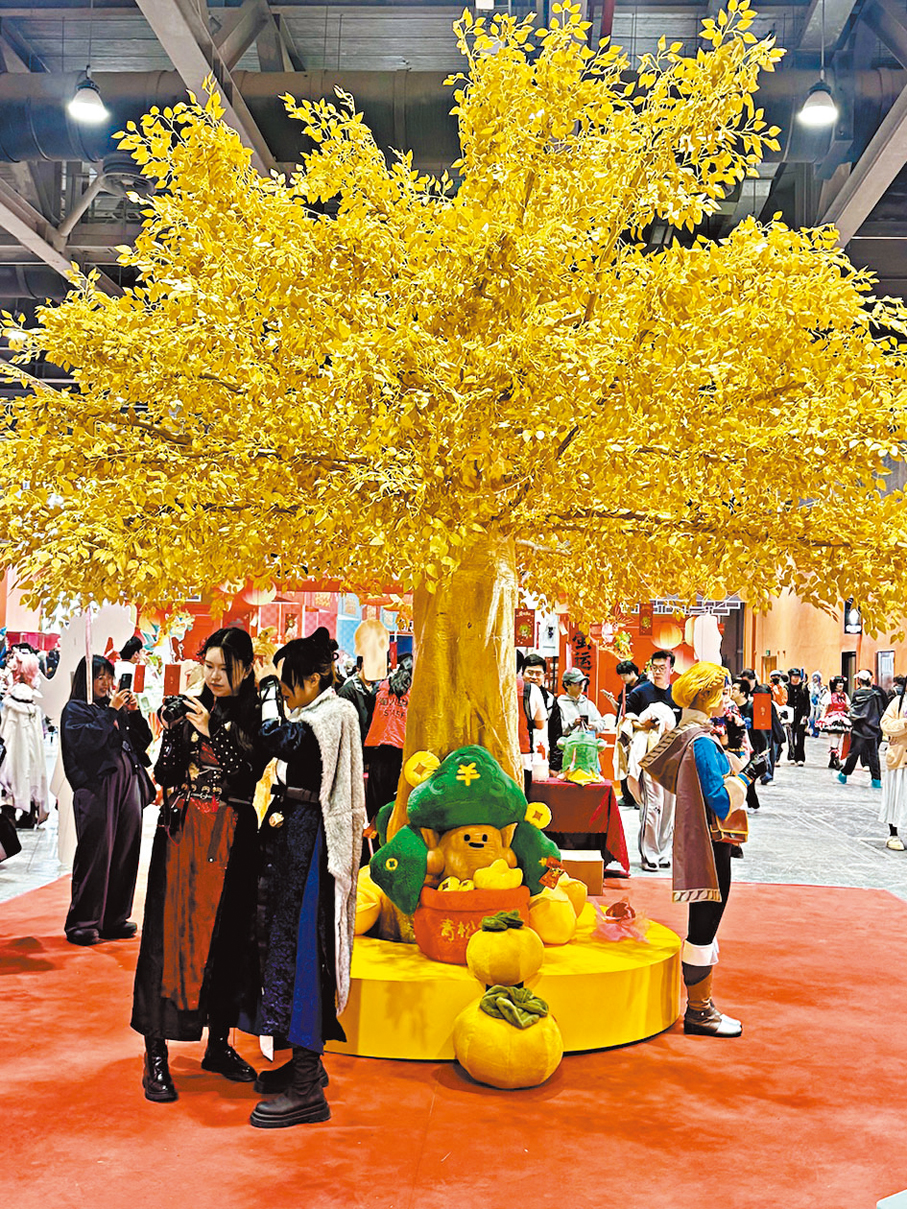 ●會場金燦燦的金福樹成為大家合影祈福的熱點。