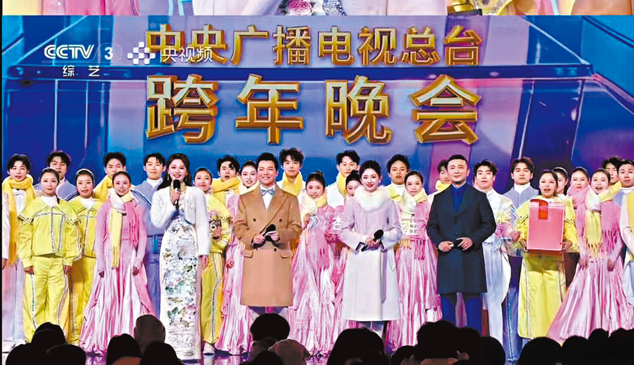 ●央視跨年晚會上，主持人和眾多演員穿上大衣、羽絨服等保暖服飾。 網上圖片