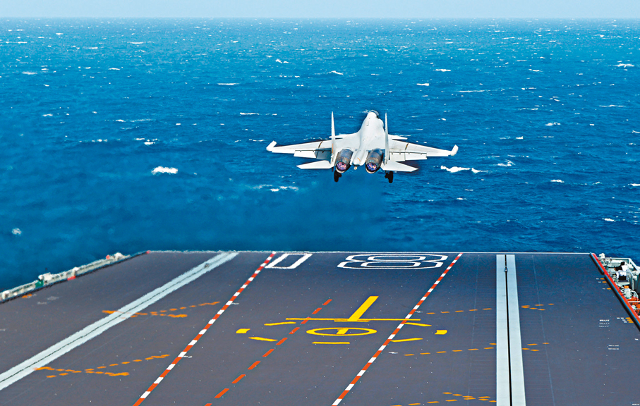 ●殲-15DT艦載機彈射起飛。