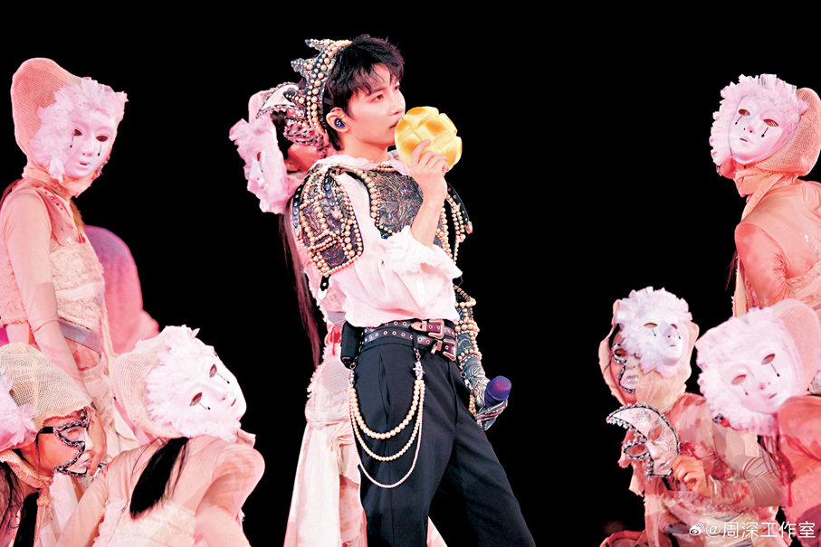 ●周深笑言非常喜歡食菠蘿包。周深工作室供圖