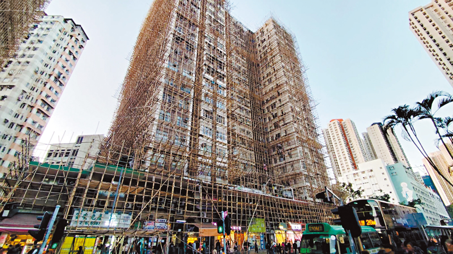 ●觀塘協和街合和大廈外牆搭有維修棚架。 香港文匯報記者鄺福強  攝