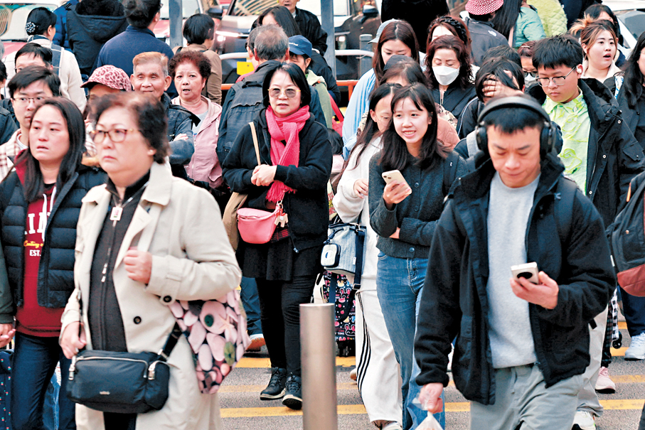 ●市民出門包裹嚴實，步履匆匆。香港文匯報記者北山彥  攝
