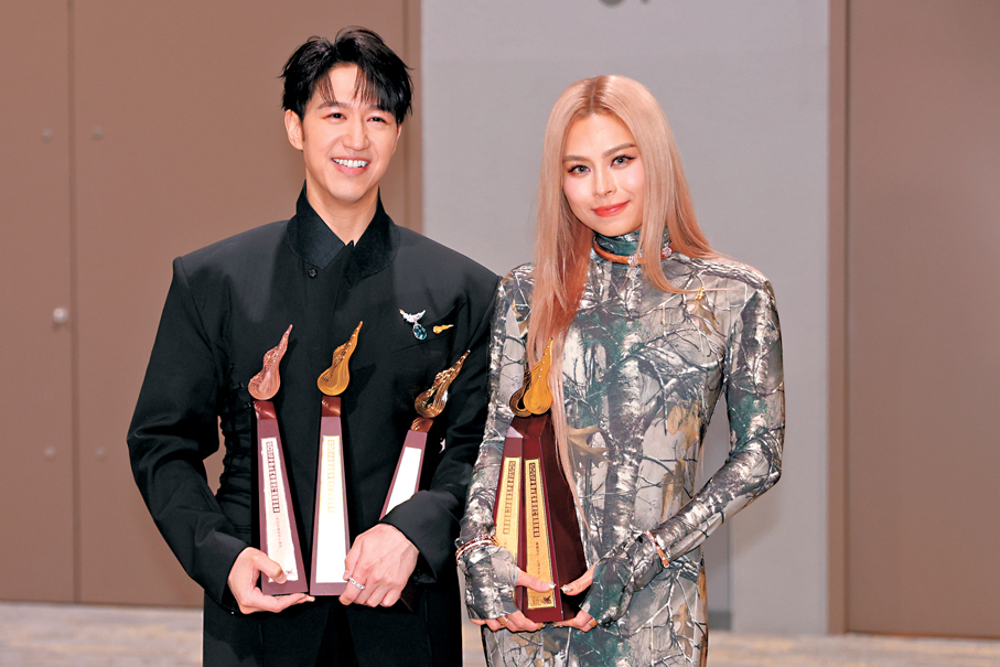 ●馮允謙與李幸倪分別膺叱咤樂壇男女歌手金獎。  香港文匯報 記者黃艾力 攝