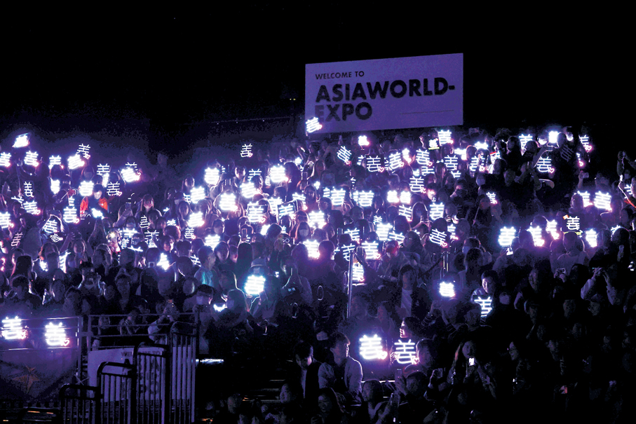 ●姜濤前晚雖沒到場領獎，但仍獲大班粉絲舉牌支持。  香港文匯報 記者黃艾力 攝