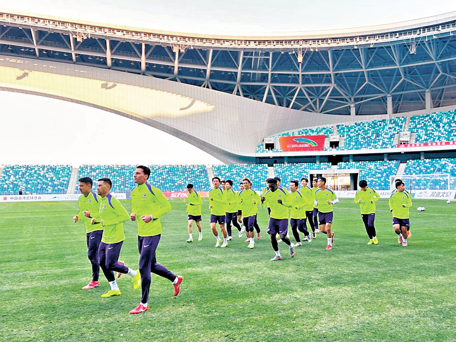 ●港足到南沙操練，以適應場地。 香港文匯報記者敖敏輝  攝