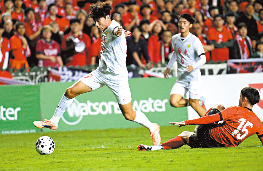●廣東隊（白衫）首回合在少踢兩人下，仍逼和港足2：2。 資料圖片