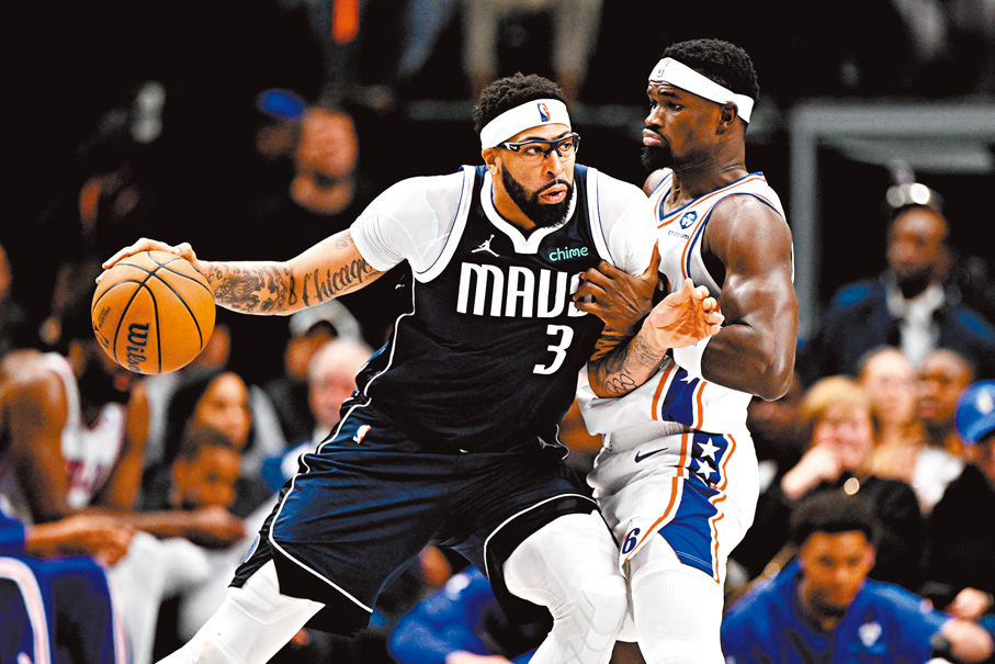 ●獨行俠四連敗後傳有意兜售戴維斯（左），重建陣容。 路透社