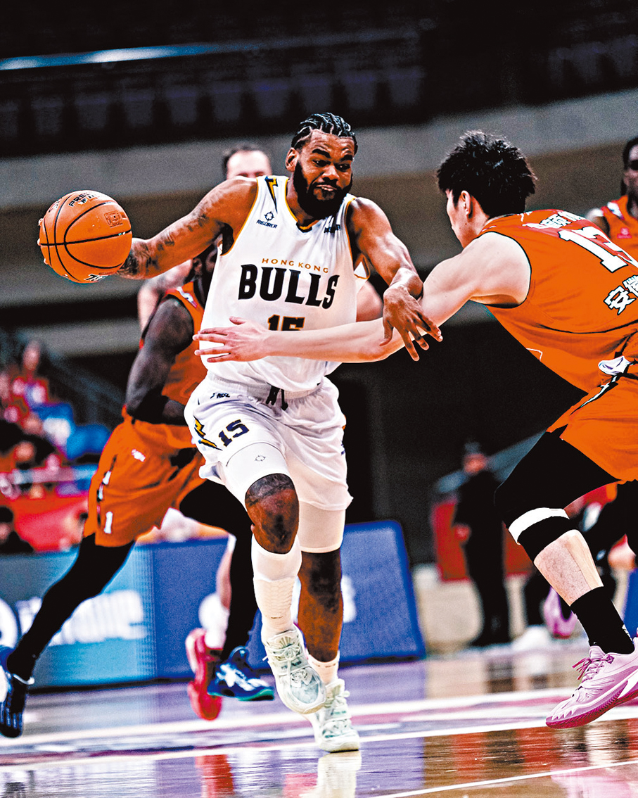 ●美臣鍾斯（白衫）攻入18分，助香港金牛豪取四連勝。 公關圖片