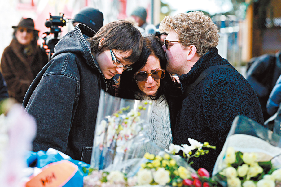 ●民眾獻花悼念。路透社