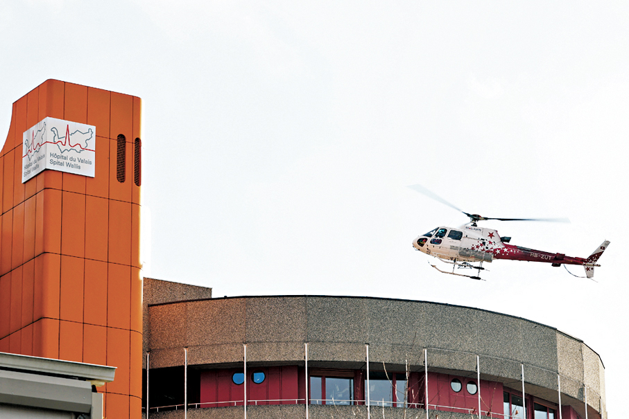 ●當局出動直升機運送傷者到醫院。路透社